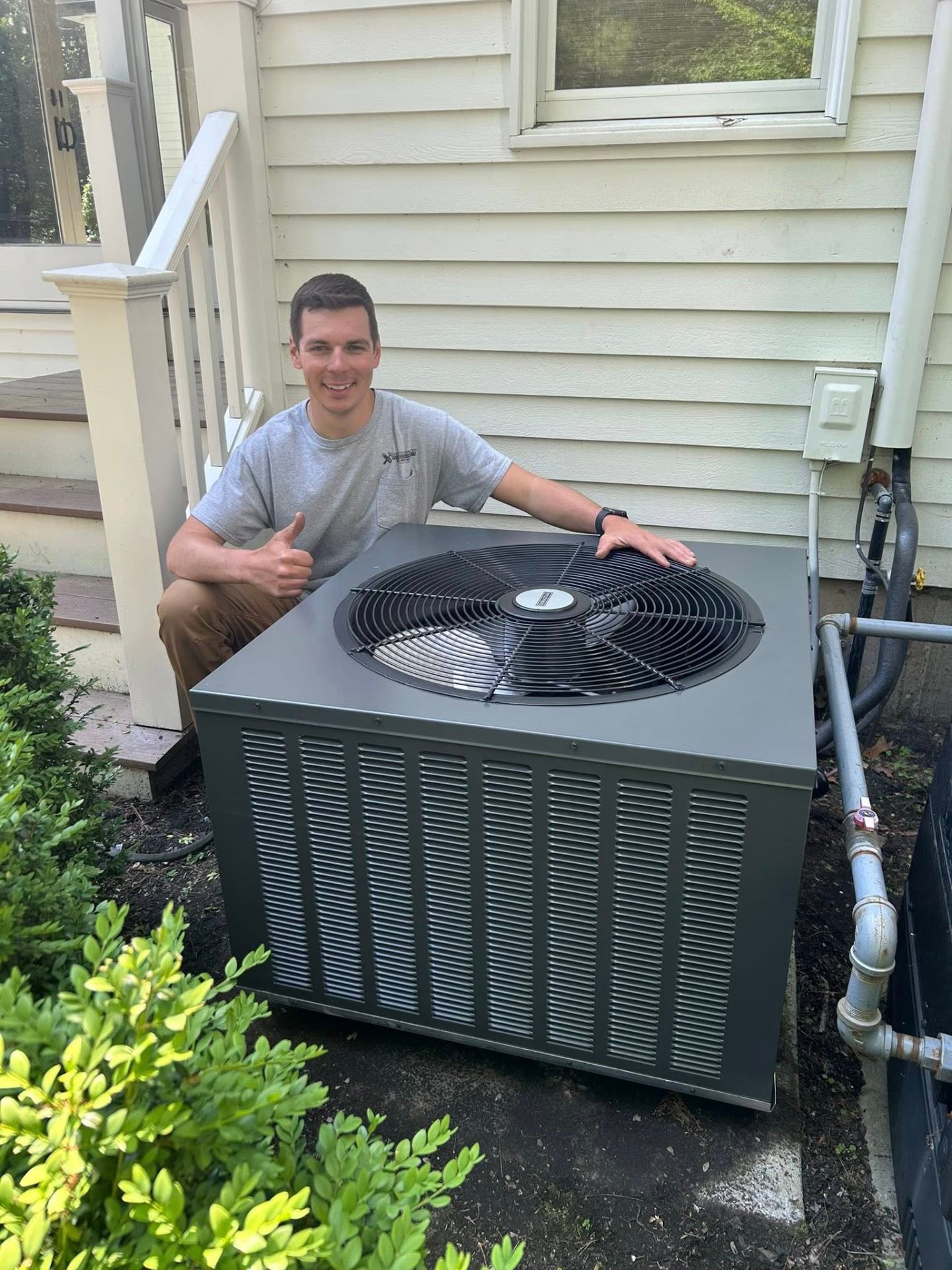 Fong & Sullivan technician giving thumbs up after quality work